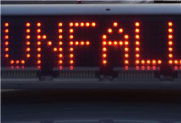 Bayern, Günzburg: Auf einem Polizeifahrzeug warnt am auf der Autobahn A8 eine Leuchtschrift vor einer Unfallstelle. 