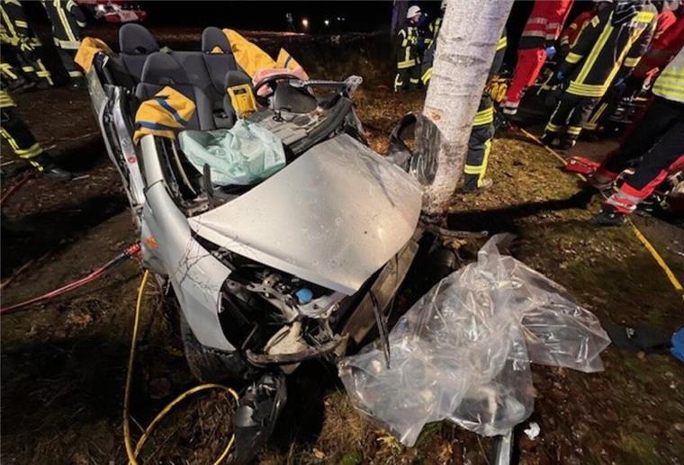 19-Jähriger prallt gegen Baum – Rettung per Hubschrauber Unfallfahrzeug