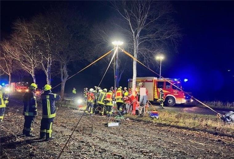 19-Jähriger prallt gegen Baum – Rettung per Hubschrauber Unfallstelle