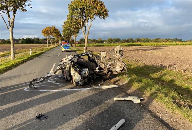 Unfallstelle auf der K 113 zwischen und Buchholz und Quelkhorn: Der Wagen des 21-Jährigen wurde komplett zerstört.