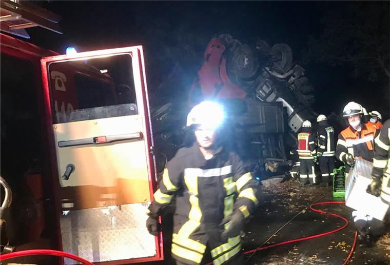 Nach Unfall: Laster blockiert Straße bei Elsdorf Die ganze Nacht hindurch arbeiteten EInsatzkräfte an der Rettung der beiden Beteiligten und der Bergung der Fahrzeuge.