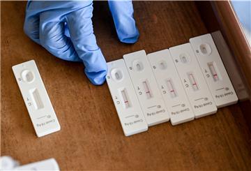 Eine Krankenschwester ordnet Corona-Schnelltests.
