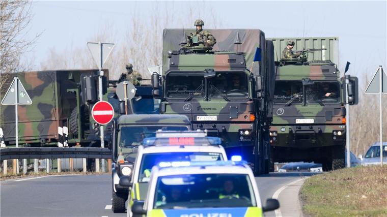 Rund 320 Militärfahrzeuge rollen durch Niedersachsen Ungewöhnliches Bild: Schwerbewaffnete Soldaten fahren durch Hannover.