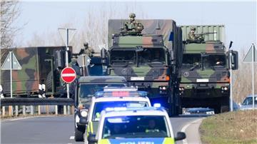 Ungewöhnliches Bild: Schwerbewaffnete Soldaten fahren durch Hannover.
