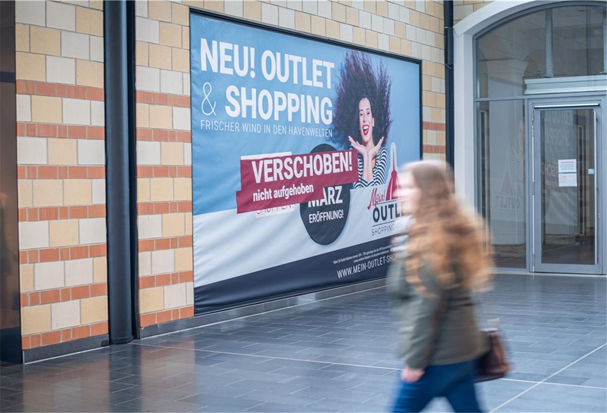 „Bürgerbummel“ in Bremerhaven wird verschoben Ungewohntes Bild: Die Havenplaza leer, die Türen zum Einkaufscenter verschlossen. Die Eröffnung des Outlets musste verschoben werden.