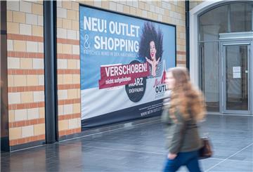 Ungewohntes Bild: Die Havenplaza leer, die Türen zum Einkaufscenter verschlossen. Die Eröffnung des Outlets musste verschoben werden. 