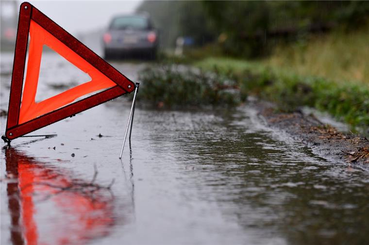 Unglaublich: Unbekannte haben einen Notfall am Straßenrand vorgegaukelt, um einen hilfsbereiten Autofahrer auszurauben.