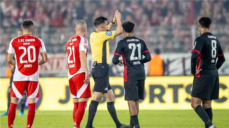 Union Berlins vermeintlicher Siegtreffer wird aberkannt. 