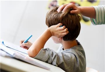 Unklar ist in diesem Fall von möglicher Kindeswohlgefährdung die Frage, wie das Kokain in den Körper des Kindes gekommen ist (das Foto zeigt nicht den tatsächlich betroffenen Jungen). Eine direkte Verabreichung ist wohl auszuschließen, das Kind würde gesundheitliche Auffälligkeiten zeigen. Möglich ist die Kontamination über zum Beispiel eine Tischplatte oder auch verunreinigte Geldscheine. 