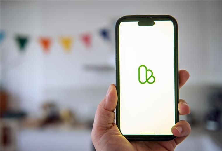 Betrug auf Kleinanzeigen-Portalen: So schützen sich Käufer und Verkäufer richtig Auf einem Smartphone ist das Logo der Online-Plattform Kleinanzeigen zu sehen.