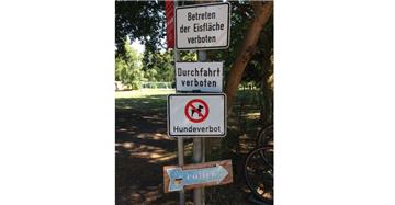 Unmissverständlich: Hunde dürfen sich nicht im Badebereich des Silbersees aufhalten.