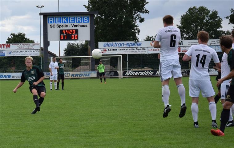 Oberliga: Heeslingen siegt beim Titelaspiranten Spelle-Venhaus Unmittelbar vor dem Pausenpfiff erzielt Kevin Rehling mit einem Freistoß aus gut 20 Metern den Heeslinger Ausgleich.