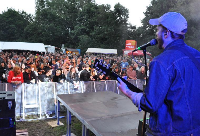 Toller Auftakt für das 26. Nordenhamer Fonsstock-Festival Unser Bild zeigt die Band Marathonmann aus München. Die spielte am Freitagabend vor dem Top Act des ersten Fonsstock-Abends: The Rumjacks aus Australien.