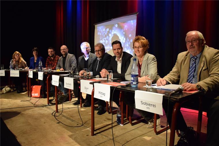 Bundestags-Kandidaten aus der Wesermarsch diskutieren mit Bürgermeister und Kreiszeitung Unser Bild zeigt (von links) Christina-Johanne Schröder (Grüne), Astrid Grotelüschen (CDU), Manuel Paschke (Linke), die Moderatoren Frank Lorenz und Christoph Heilscher, Bürgermeister Carsten Seyfarth, Christian Dürr (FDP), Susanne Mittag (SPD) sowie Herbert Sobierei (AfD).
