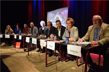 Unser Bild zeigt (von links) Christina-Johanne Schröder (Grüne), Astrid Grotelüschen (CDU), Manuel Paschke (Linke), die Moderatoren Frank Lorenz und Christoph Heilscher, Bürgermeister Carsten Seyfarth, Christian Dürr (FDP), Susanne Mittag (SPD) sowie Herbert Sobierei (AfD).