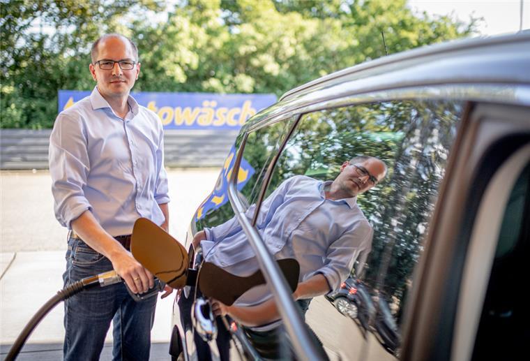 ADAC-Tipps im Test: Lässt sich so wirklich Sprit sparen? Reporter Mark Schröder beim Tanken.