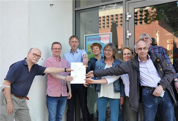 Cinema Paradiso
Kommunales Kino Bremerhaven präsentiert „andere Filme anders“ „Unser Ziel ist es, mit unserem Programm Filme, die sonst in Bremerhaven nicht zu sehen wären, dem Publikum zugänglich zu machen.“ Bernd Glawatty