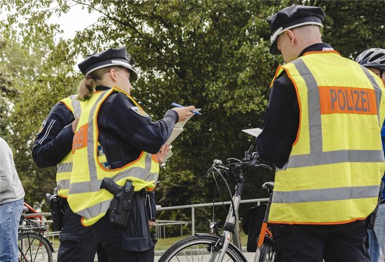 Polizei stoppt „Geisterradler“ in Bremerhaven Unter anderem an der Kennedybrücke kontrollierten die Einsatzkräfte der Polizei Bremerhaven Fahrradfahrer.