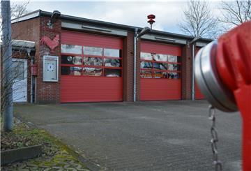 Ein Feuerhaus mit Sirene auf dem Dach.