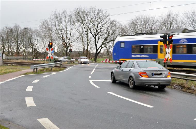 Geplante Lärmschutzwände in Loxstedt sorgen für geteiltes Echo Unter anderem bis zum Bahnübergang Hohewurthstraße in Loxstedt selbst soll eine Lärmschutzwand gebaut werden. Die Bahnübergänge selbst sollen frei bleiben.