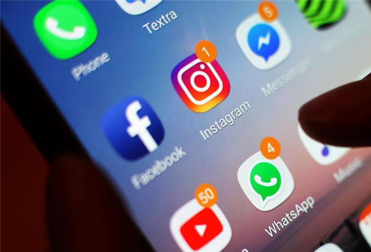 Mega-Störung: Facebook und Instagram offline Unter anderem die Apps von Facebook und Instagram sind auf einem Smartphone zu sehen.