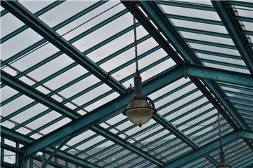 Unter anderem diese Laterne ist in der Passage vorm Hauptbahnhof Bremerhaven von Vogelkot bedeckt.