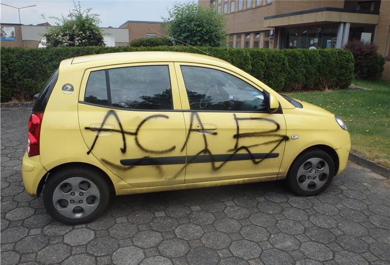 Rotenburg: Sprayer hinterlassen großen Schaden Unter anderem dieser Kleinwagen wurde von den Unbekannten beschmiert.