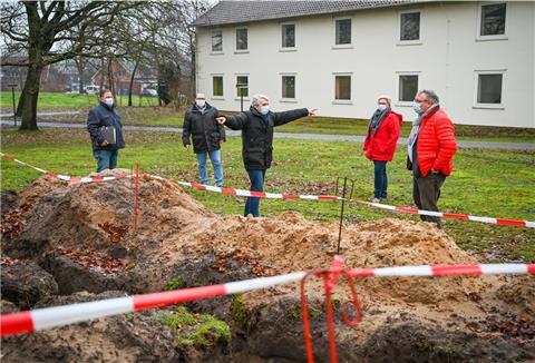 Unter anderem Geestlands Bürgermeister Thorsten Krüger (SPD, Zweiter von links) und DRK-Chef Henning Dageförde (rechts) machen sich ein Bild vom geplanten Neubau des Hospiz an der Seepark-Klinik in Debstedt. Foto Scheschonka