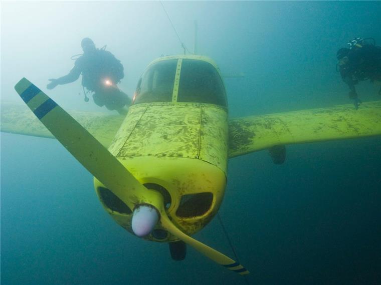 Unter anderem können die Taucher in den Tiefen des Kreidesees ein versenktes Flugzeug entdecken.