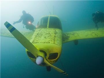 Unter anderem können die Taucher in den Tiefen des Kreidesees ein versenktes Flugzeug entdecken.