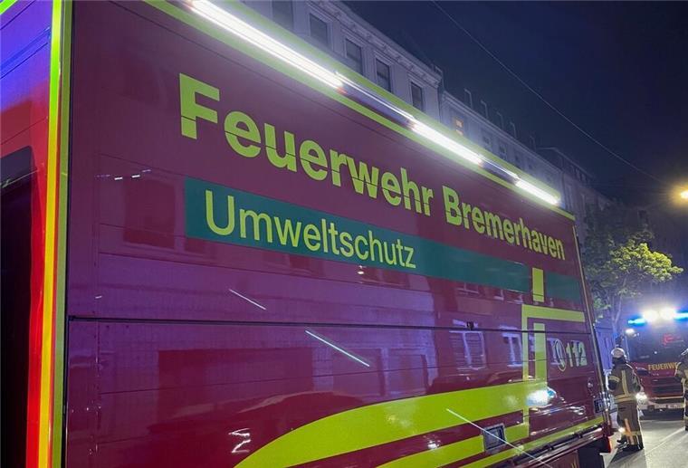 Feuerwehr rückt zu Gasleck in Geestemünder Mehrfamilienhaus aus Spezialfahrzeug