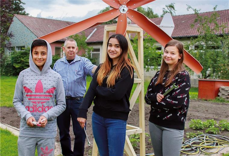 Unter anderem mit dem mobilen Windrad hat die Oberschule Geestemünde beim Wettbewerb Energiemeister gepunktet. Das Foto zeigt (von links): Hakim Gashi, Kai Zeller (Holzwerkstatt), Emily Meißner und Klaudia Lukowiak bei einer Probe-Installation des Windrads.