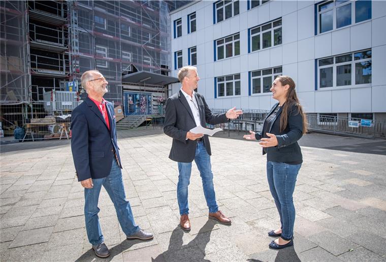 Bremerhaven: Ferien-Marathon für Schulsanierungen kann beginnen Unter anderem steht die energetische Sanierung der Außenfassade der Kaufmännischen Lehranstalten in Bremerhaven an (von links): Baustadtrat Bernd Schomaker, Holger Schneeberg (Abteilungsleiter Technik bei Seestadt-Immobilien) mit Stadt-Architektin Nathalie Lemken.