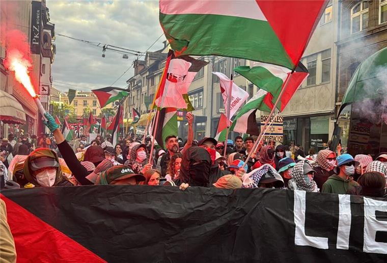 ESC: Zwischenfall am Rande von Israels Auftritt Unter anderem zündeten die Demonstranten Fackeln.