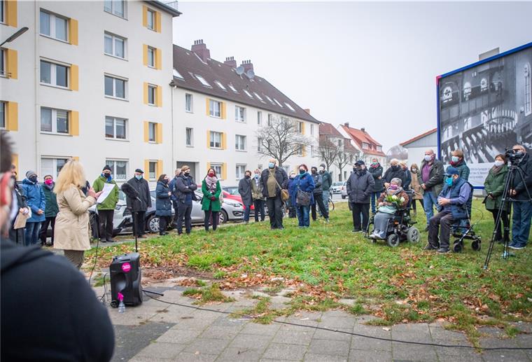 Unter Corona-Bedingungen lud die liberale jüdische Menorah-Gemeinde am Montagvormittag zu einer eigenen Mahnwache im Freien an den Synagogengedenkstein ein.