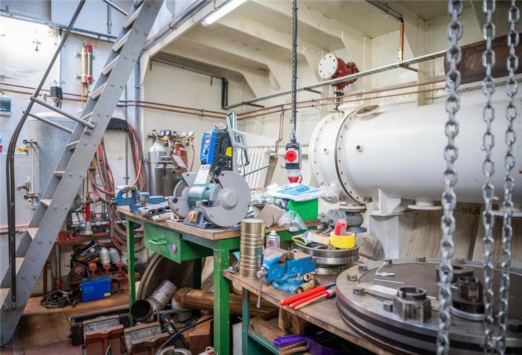 Unter Deck auf der „Welle“: Ausgestelltes Werkzeug zeigt Besuchern die Funktionsweise des Schiffs.