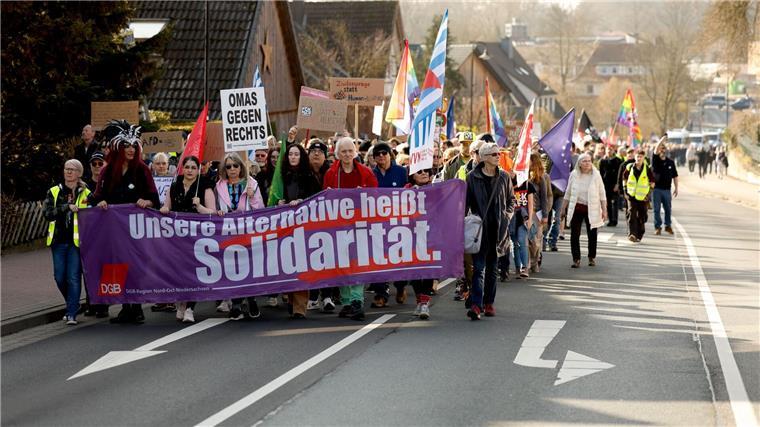 Hunderte demonstrieren gegen AfD-Parteitag im Heidekreis Unter dem Motto „Die Heide ist bunt“ demonstrieren Hunderte gegen den AfD-Landesparteitag in Bad Fallingbostel.