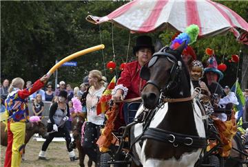 Unter dem Motto "Kinder aufs Pferd" zeigte der Pferdehof Miriam Robbe eine bunte Zirkusschau mit vielen Pferden, Clowns und Kindern auf dem Midlumer Markt.