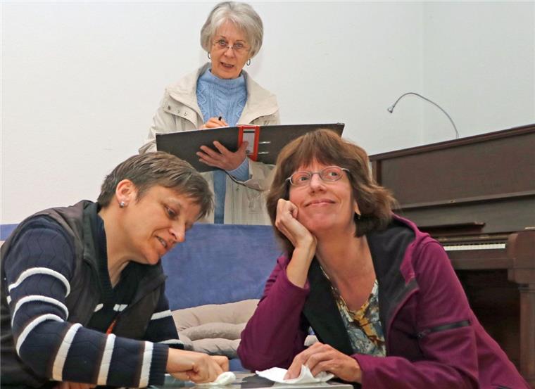 "Alles über Liebe": Komödien-Premiere in Ostereistedt Unter den Augen von Regisseurin Ulrike Studer (hinten) proben Christina Zarth (links) und Annette Hank eine Szene aus "Alles über Liebe". Das Ensemble Inkoggnito zeigt die Komödie insgesamt sechsmal in Ostereistedt.