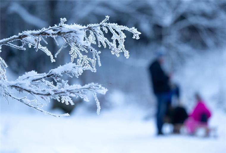 Eingeschneit im Pub: 23 Gäste seit Tagen in Gasthaus in England gefangen 29.12.2024, Bayern, Kreuth: Ausflügler wandern über einen schneebedeckten Wanderweg. Foto: Sven Hoppe/dpa +++ dpa-Bildfunk +++