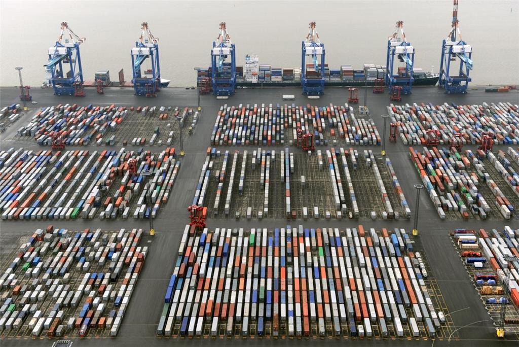 Unter den größten Häfen der Welt ist Hamburg damit nicht mehr vertreten, Bremerhaven (hier im Bild) ohnehin nicht. Für Hamburg reichte es 2014 noch für Platz 16, im vergangenen Jahr dürfte der Hafen weiter abgerutscht sein.