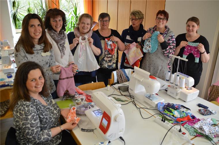 Ringstedt: Eltern nähen Kleidung für totgeborene Babys und Frühchen Unter den Händen von Maren Fernando (von links), Gina Capristo Goßmann, Sonja Kück, Wiebke Müller, Karin Puckhaber, Melanie Hesse-Völkner, Marina Müller-Alberring und Jacqueline Brockmann entstehen winzige Kunstwerke für Kinder, die zu früh aus dem Leben gegangen sind.