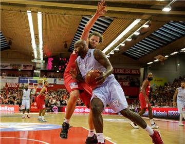 Unter den Körben lieferten sich Gießens "Big Man" John Bryant und Eisbären-Profi Darnell Jackson packende Zweikämpfe.