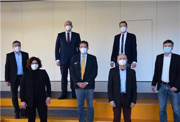 Unter den Masken ist das zufriedene Lächeln zu erahnen (von links): Kai Schulz (Fachbereichsleiter Samtgemeinde Zeven), Susan Kletzin (Dezernentin beim Regionalen Landesamt für Schule und Bildung in Lüneburg), Marco Mohrmann (CDU-Landtagsabgeordneter), Markus Feldmann (Direktor IGS), Henning Fricke (Samtgemeinde-Bürgermeister/SPD), Eckhard Warnken (Direktor Kivinan-Bildungszentrum) und Dr. Torsten Lühring (Erster Kreisrat/CDU).