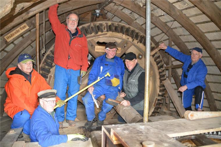 Beerster Mühle: Saison beginnt gleich nach Ostern Unter der Mühlenhaube gibt es im Frühjahr immer viel zu tun. Die Mühlenaktiven Wolfgang Czock (von links), Alfred Reyelt, Heiko Schröder, Heinrich Schriever, Günter Scholz und Helmut Klie haben bereits tüchtig Hand angelegt, damit sich die alte Dame zur Saisoneröffnung im schönsten Gewand präsentieren kann.