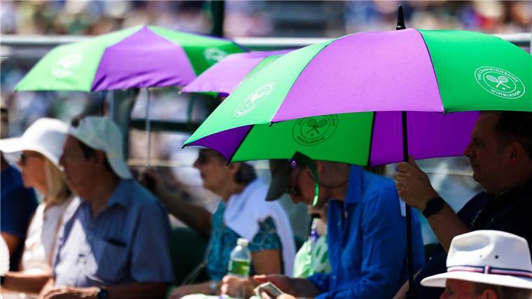 Deutsches Trio überzeugt bei heißester Wimbledon-Eröffnung Unter der stechenden Sonne suchen die Zuschauer Schutz.