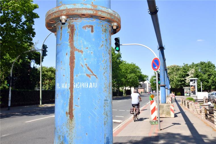 Schmutzwasserkanal muss saniert werden: Baustelle in Wulsdorf im Juni Unter der Weserstraße muss der Schmutzwasserkanal zwischen der Eisenbahnbrücke bis etwa in Höhe des Fröbel-Kindergartens saniert werden. Umgeleitet wird das Abwasser darum in den kommenden Wochen überirdisch. Aufgestellt wurden bereits Kanalrohr-Brücken.