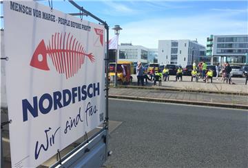 Unter Einhaltung der Corona-Bedingungen streiken am heutigen Mittwoch Mitarbeiter des „Nordsee“-Standorts in Bremerhaven für den Erhalt der Verwaltung in der Herwigstraße.
