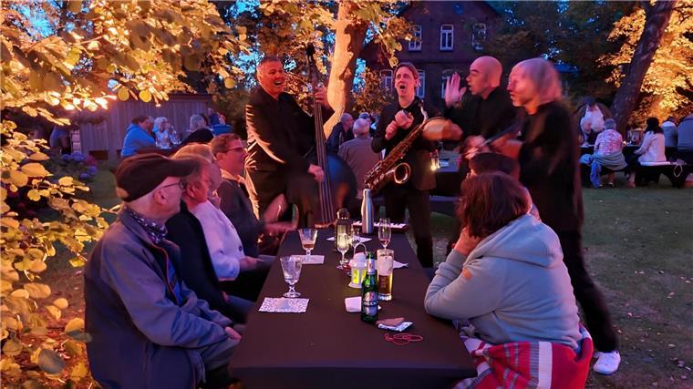 Unter freiem Himmel gemütlich zusammensitzen und dabei Livemusik lauschen - das soll es bei den Picknick-Konzerten geben, die NMT für dieses Jahr plant. Unser Foto zeigt eine ähnliche Veranstaltung im vergangenen August in Waddens.