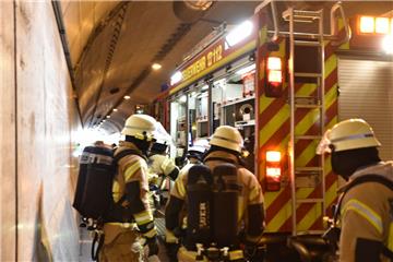 Unter schwerem Atemschutz übten die Gemeindefeuerwehren Loxstedt und Stadland am...